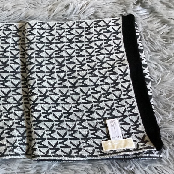 Michael Kors Signature Logo Black and White Scarf and Hat New in Box - Picture 12 of 13